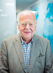 Portrait von Joachim Klaembt mit BORDA-Weltkarte im Hintergrund für globale Sanitärinitiativen