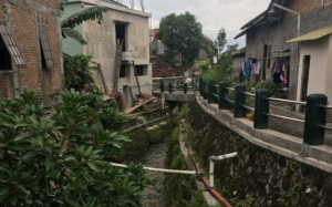 Fluss mit Abwasserleitungen in Dorf - Beispiel für BORDAs nachhaltige Stadtentwicklung