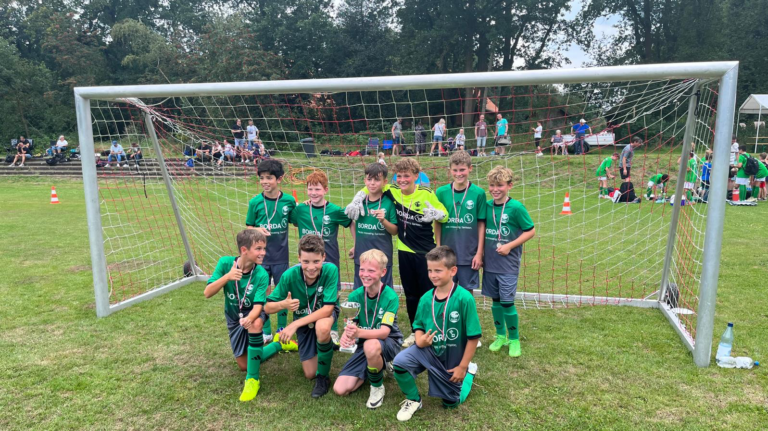 Jugendmannschaft JSG Löwen mit Pokal und Medaillen - gefördert durch BORDAs Engagement im Gemeinschaftssport