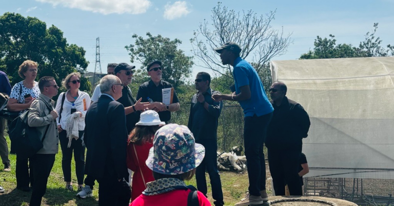 BORDA-Mitarbeiter Alvin Anderson erklärt Delegationsteilnehmern die Funktionsweise der Newlands Mashu DEWATS-Anlage in Südafrika.