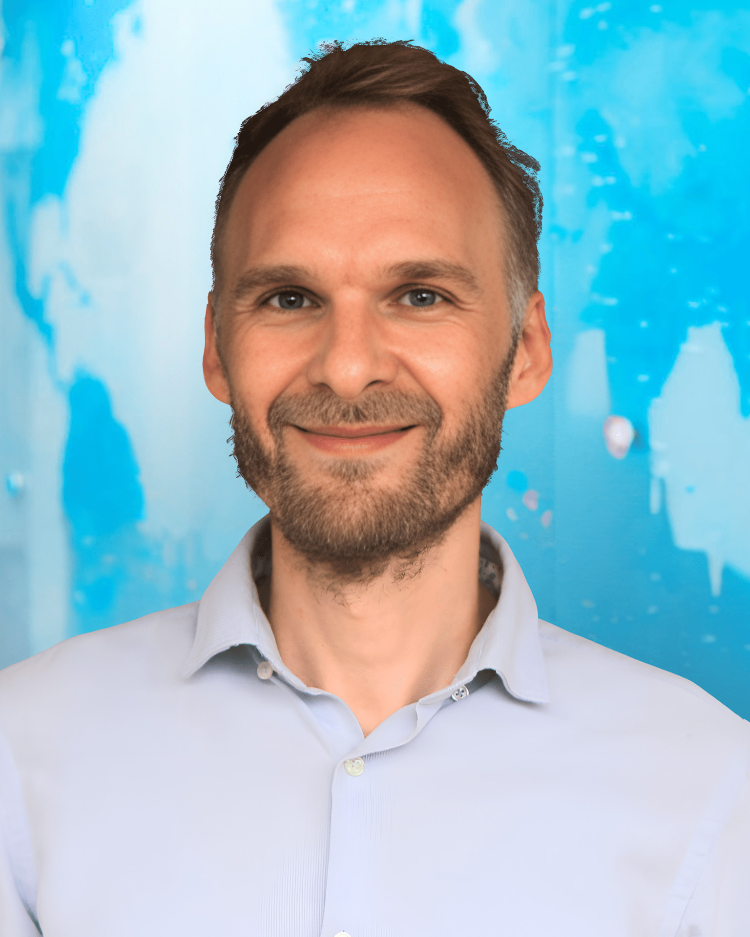 David Dietz, Regional Director Africa bei BORDA, vor BORDA-Weltkarte